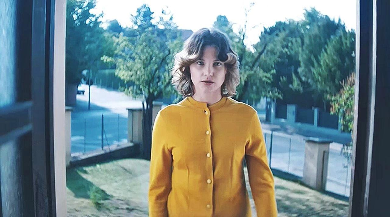 Очередной шпионский сериал из Великобритании. На сей раз обошлось без русских злодеев - их на время заменили на арабов Кадры из сериала "Маленькая барабанщица" (Великобритания)