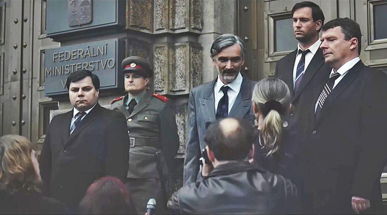 Сериал о чешской семье, бежавшей во времена социализма и Варшавского договора на Запад. Однажды ему приходится вернуться в Прагу вместе с женой, где, как оказалось, его ждали... Кадры из сериала "В неведении" (Чехия)