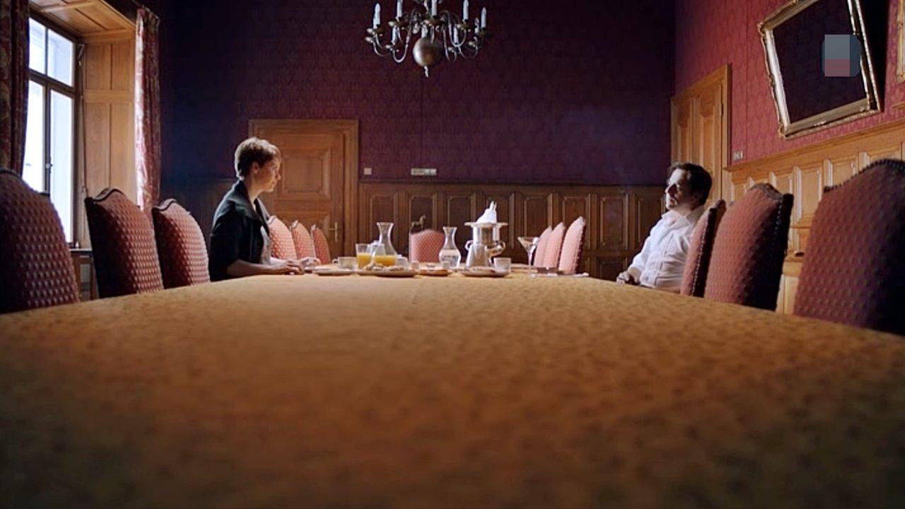 Этот мини-сериал придется по душе любителям хороших детективов и качественных экранизаций. Главный герой "разводит" богатеев, имеющих проблемы с законом и совестью Кадр из сериала "Охотники за искусством" (Германия)