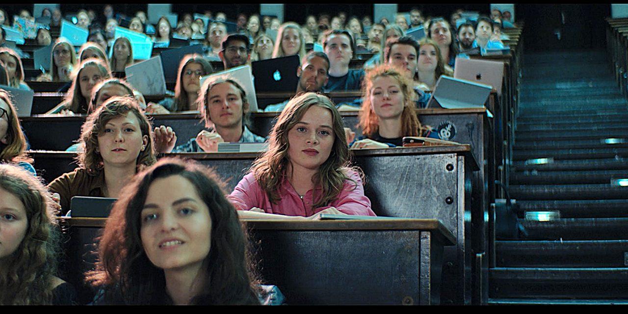 Фантастический сериал о технологиях, призванных нести человечеству пользу, но попавших в неправильные руки, а потому грозящих опасностью Кадр из сериала "Биохакеры" (Германия)