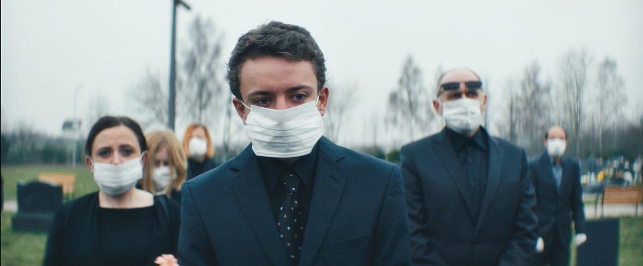 Крайне необычный сериальный проект на тему, которая, судя по всему, будет актуальной еще очень долго. В сериале нет главных героев и, наоборот, в нем очень много персонажей, на которых построена сюжетная линия Кадр из сериала "Слеборн: Эпидемия на острове"